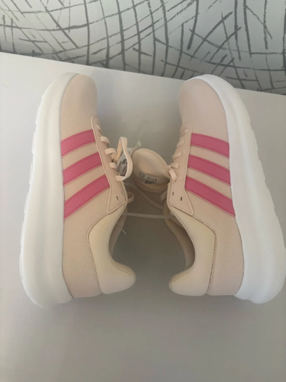 Adidas Lite Racer 4.0 sneakers  pink and a lightweight design. JR8539